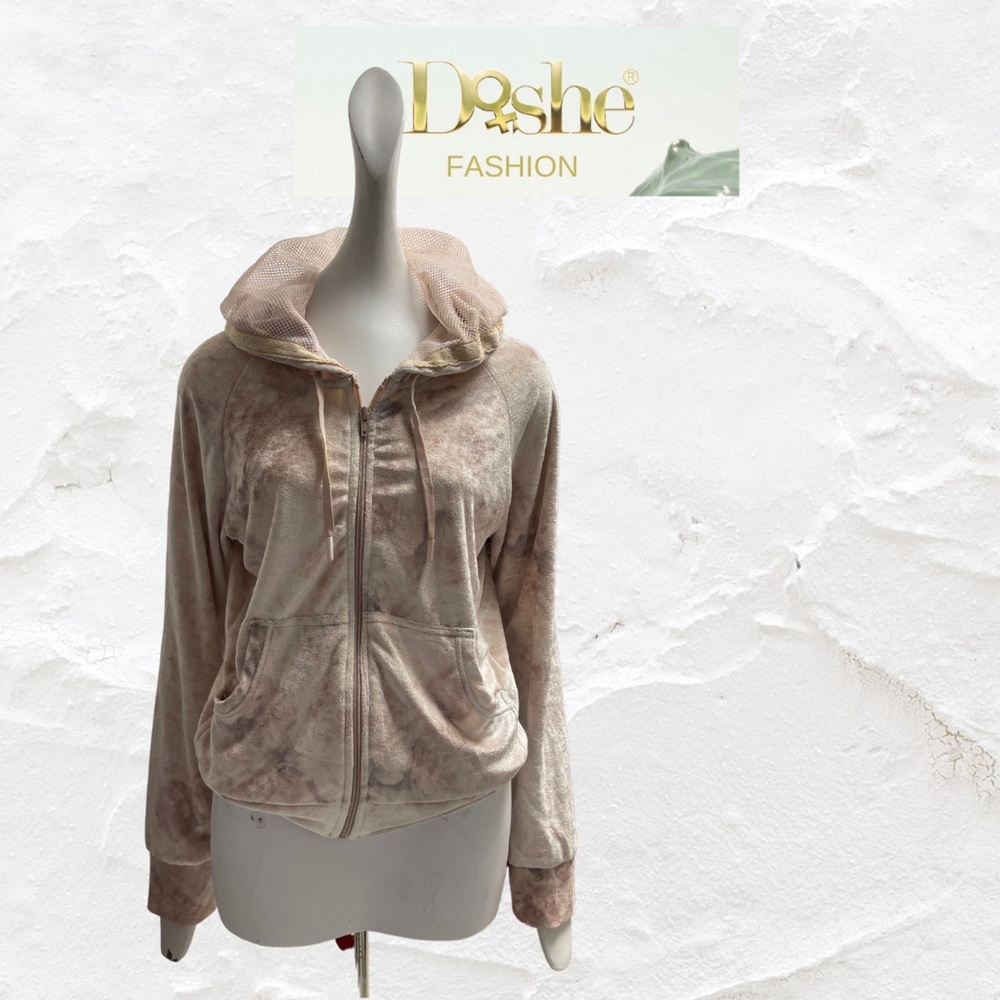 Dishe style tracksuit set in pink velvet consists of a matching jacket and pants